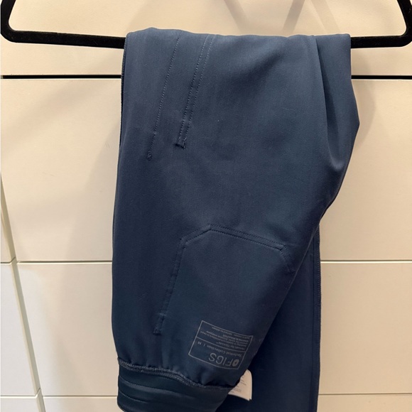 FIGS Women’s  Deep Blue Short Sleeve Tee and pants - Picture 2 of 2